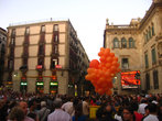 Placa de Sant Jaume — тут финал всего карнавала. Рыжие шарики, насколько я понял — барселонские несогласные. Они скандировали какие-то лозунги, впрочем, вполне мирно и по своему празднично