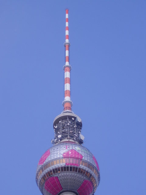 В 2006 году, во время проведения ЧМ 2006 шар башни был стилизован под футбольный мяч. Берлин, Германия