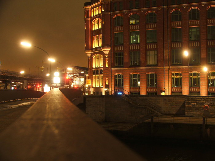 С фотокамерой ночью по городу Гамбург, Германия