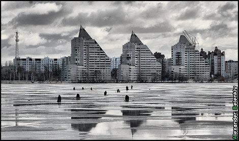 Зимой на набережной много рыбаков Воронеж, Россия