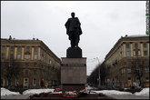 Памятник Чернышевскому. Если повернуться на 180 градусов — увидим вокзал.