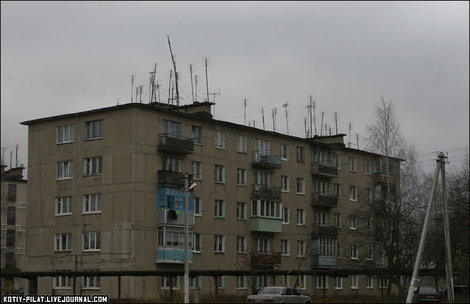 Ощетинившийся антеннами дом. Спас-Клепики, Россия