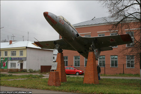 Памятник самолету времен ВОВ Спас-Клепики, Россия