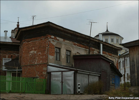 Так и пробивается сквозь советскую архитектуру что-то национальное, восточное. Касимов, Россия