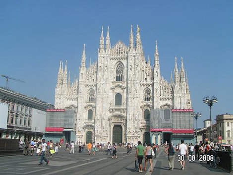 Дуомо. Вид спереди Милан, Италия