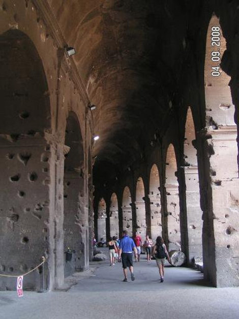 Под сводами древней арены Рим, Италия