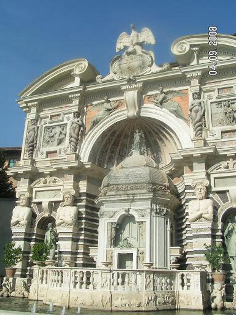 Импозантный фасад Тиволи, Италия