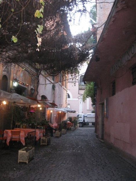 Именно здесь, в Трастевере, находится огромное количество арт-кафе и гей-баров Рим, Италия