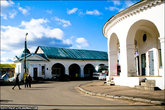 Городской автовокзал и торговые ряды. Соседство — как в Зарайске. По архитектуре больше похоже на Касимов.