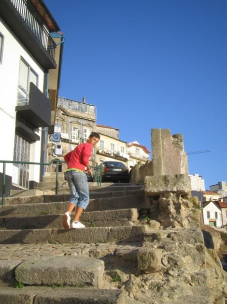 Мальчик с подозрением косится на белокожую туристку с фотоаппаратом — приезжих в этом удаленном от центра района немного Порту, Португалия