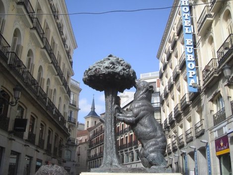 Сюда любой уважающий себя мадридец приведет гостей города: сфотографироваться с этой статуей нужно непременно! Мадрид, Испания
