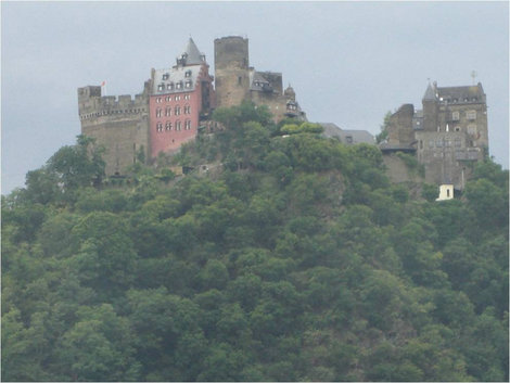 Огромный замок на горе Земля Рейнланд-Пфальц, Германия