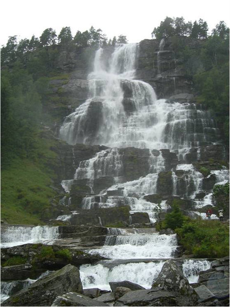 Водопад во всей красе Водопад Твиндефоссен, Норвегия