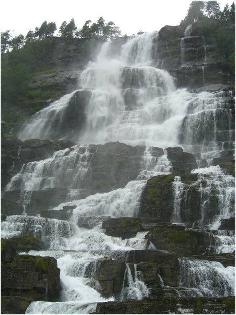 Несется Водопад Твиндефоссен, Норвегия