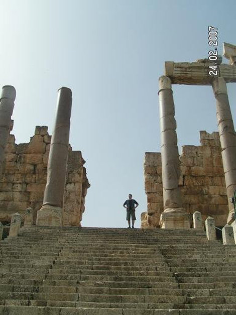 Человек как песчинка Баальбек (древний город), Ливан