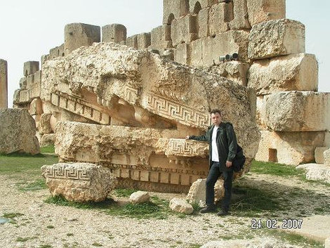 Среди древностей Баальбек (древний город), Ливан