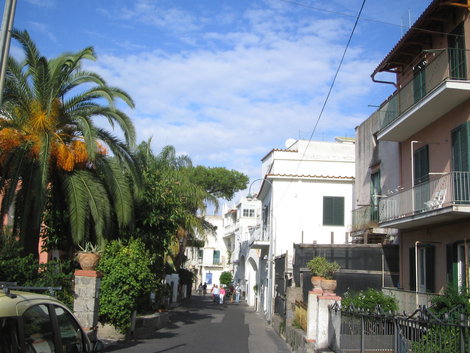 Одна из улиц острова Остров Искья, Италия