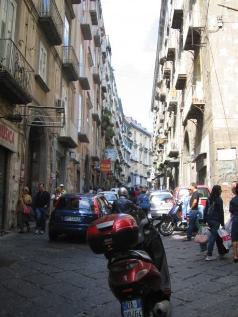 Мотоцикл — самый распространенный вид транспорта в Неаполе Неаполь, Италия