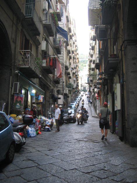 Типичная улица центра города Неаполь, Италия