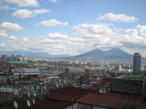Вид с холма, который возвышается над центром Неаполя: город и Везувий вдалеке Неаполь, Италия