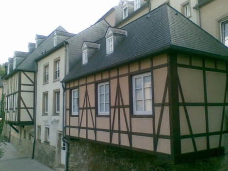 Когда-то именно такие домики строили себе небогатые жители города Люксембург