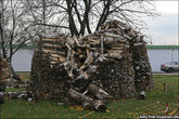 В монастыре на территории кремля укладывают дрова шишками