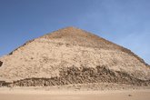 Ломаная пирамида вблизи
