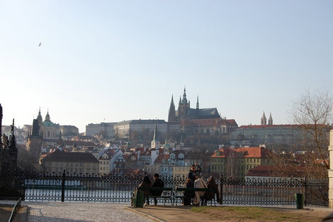 Вид на Пражский град с набережной Влтавы Чехия