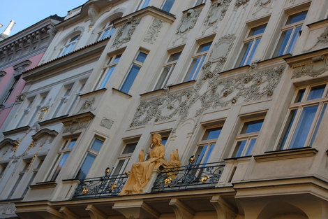 Девушка с голубями на фасаде отеля Чехия