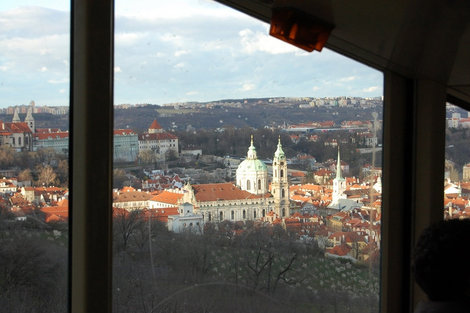 Вид на город из окна фуникулера. Чехия