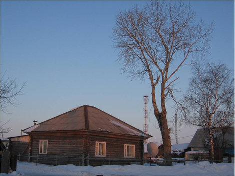 Дом, дерево, тарелка Ханты-Мансийский автономный округ, Россия