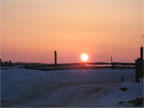Солнце над забором Ханты-Мансийский автономный округ, Россия