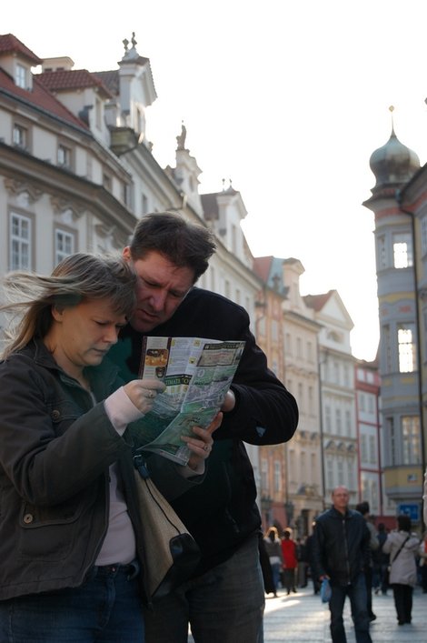 туристы на улицах Праги встречаются чаще, чем местные жители Прага, Чехия