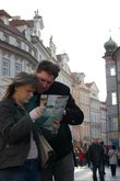 туристы на улицах Праги встречаются чаще, чем местные жители