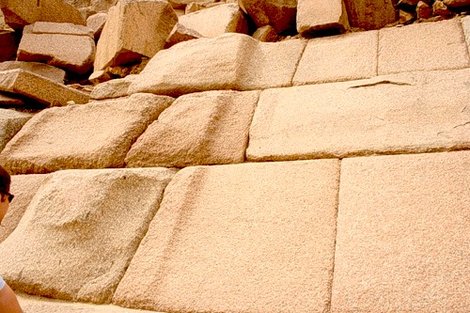 Облицовка пирамиды Менкаура (граница шлифовки) Каир, Египет