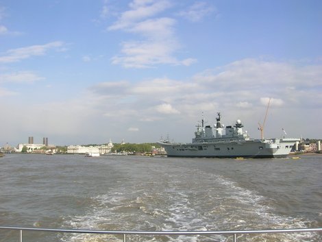 Военный корабль на Темзе Лондон, Великобритания