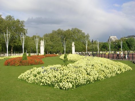 Клумбы напротив дворца Лондон, Великобритания