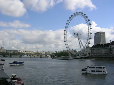 Темза и колесо обозрения London Eye Лондон, Великобритания