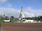 Памятник королеве Виктории перед дворцом