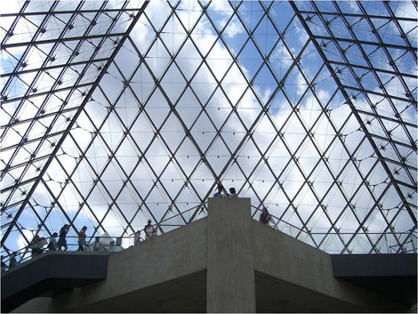 Пирамида изнутри Париж, Франция