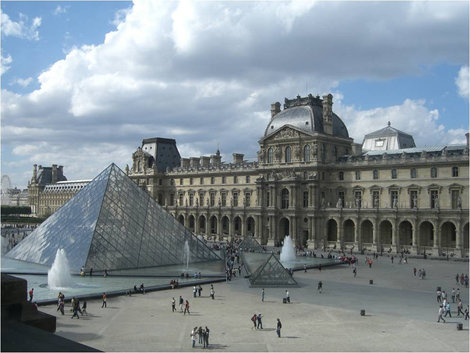 Пирамида Лувра (фото из окна) Париж, Франция