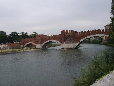 средневековый мост Скалигеров Верона, Италия