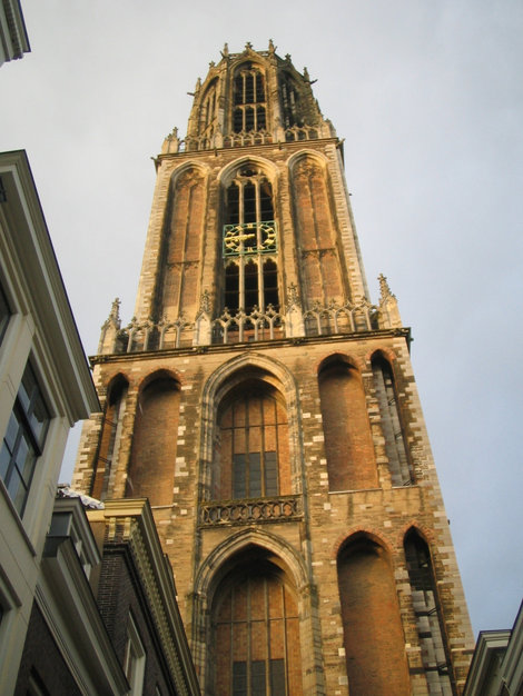 Серые или темно-коричневые унылые дома граничат здесь с такими вот красивыми старинными соборами Гаага, Нидерланды