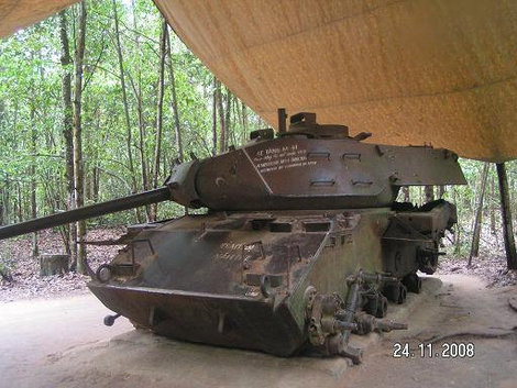 Вражеский танк подбит! Хошимин, Вьетнам