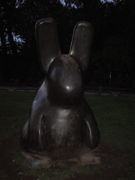 В парках Роттердама можно увидеть настоящих зайцев. А можно — таких. Роттердам, Нидерланды
