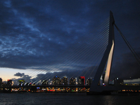 Знаменитый Эрасмус мост Роттердам, Нидерланды