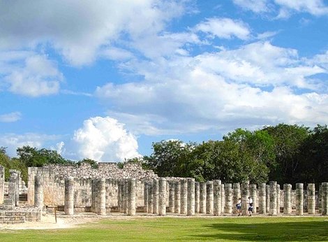 Колоннада Храма воина Чичен-Ица город майя, Мексика