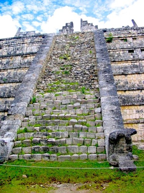 Снизу кажется не страшно Чичен-Ица город майя, Мексика