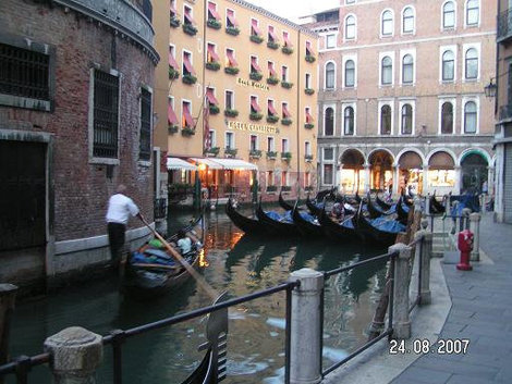 Гондолы на отдыхе Венеция, Италия