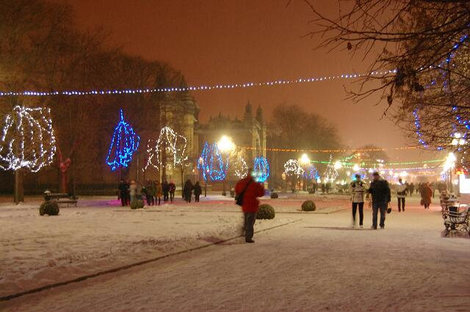 Ночью бульвар выглядит празднично и привлекает отдыхающих Кисловодск, Россия